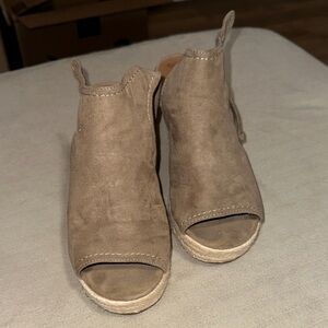 Universal Thread Tan Espadrille Peep-Toe Shoes